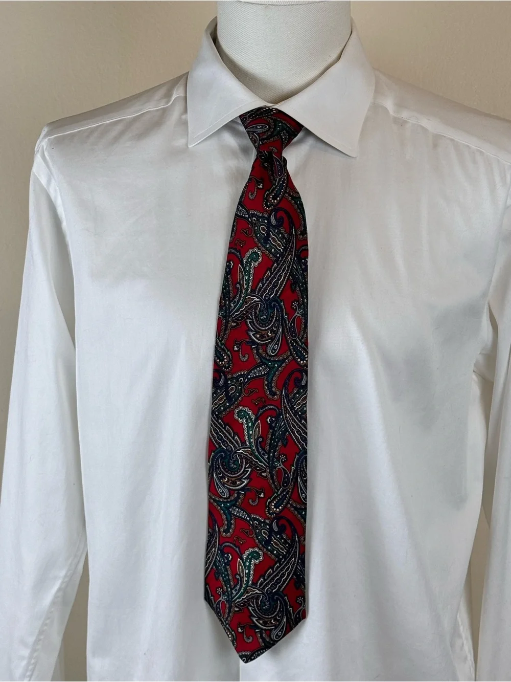 Brooks Brothers Men’s Necktie Red Paisley Silk Tie Green & Navy Accents